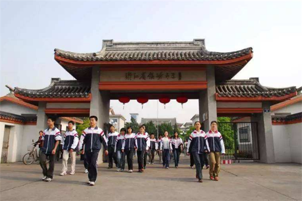 浙江十大重点中学：镇海中学上榜，它是艾青的母校