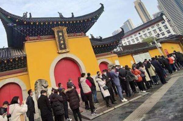 全国香火最旺寺庙排名榜，拜财神来榜首，第三被誉东南之冠