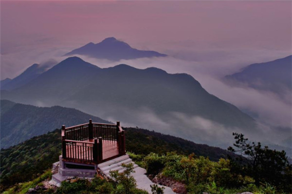 浙江十大高山峰排行榜：龙王山上榜，第一是黄茅尖