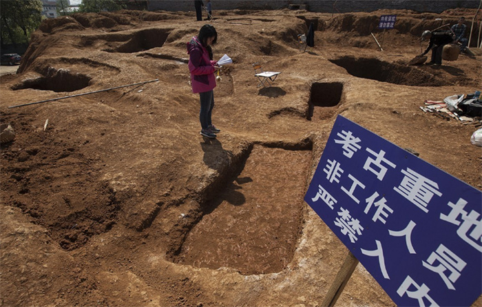 河南出土战国古墓 古墓里有一把青铜宝剑（古墓宝剑）