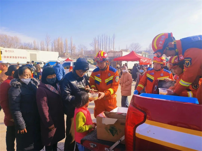 地震灾区这一碗碗牛肉面暖人心 洋溢着幸福的笑容