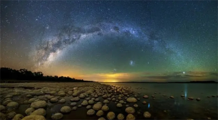 横贯夜空的银河，其实只是银河系的侧面，它的背后是什么？