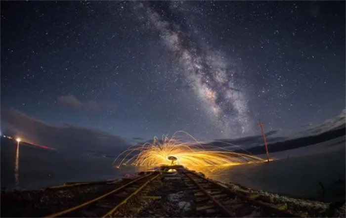 夜晚为什么是黑色的？天文学家：因为我们的宇宙在超光速膨胀