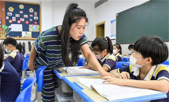 老师因误会学生当全班面鞠躬道歉 这才是好老师