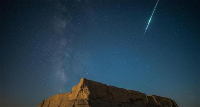 火流星划过杭州夜空  陨石重达数百克  专家建议不要用手直接触摸