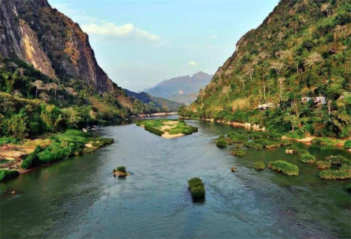 世上最大的天然洞穴，能容纳40层高楼，内部自成一景