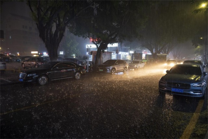 深圳暴雨红色预警全市停课 部分地铁停运