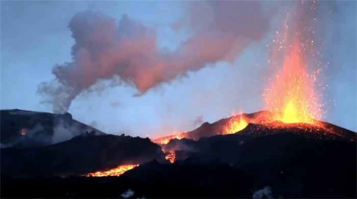 冰岛火山喷发时，监控拍到2个喷射蓝光的UFO，它究竟是什么？