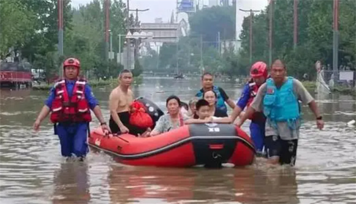 2名救援人员牺牲 最后说把游泳圈套上 为何会牺牲