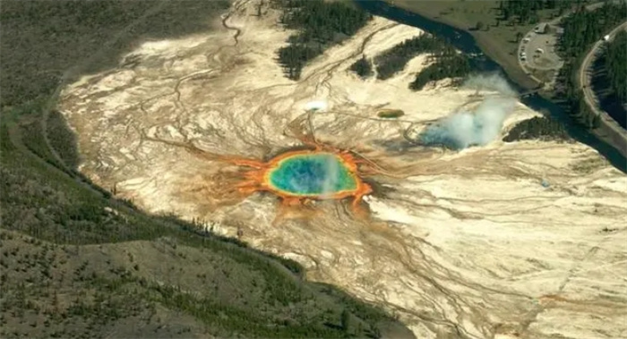 超级活火山随时爆发，产生上千度熔岩流，黄石火山爆发能预测吗？