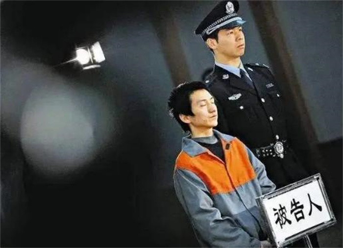 武侠痴迷者使用“隐身术”  盗走故宫9件文物  专家：损失10亿元