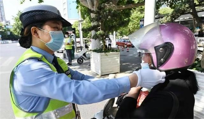 扬言弄死你女交警系辅警 交警队正在处理