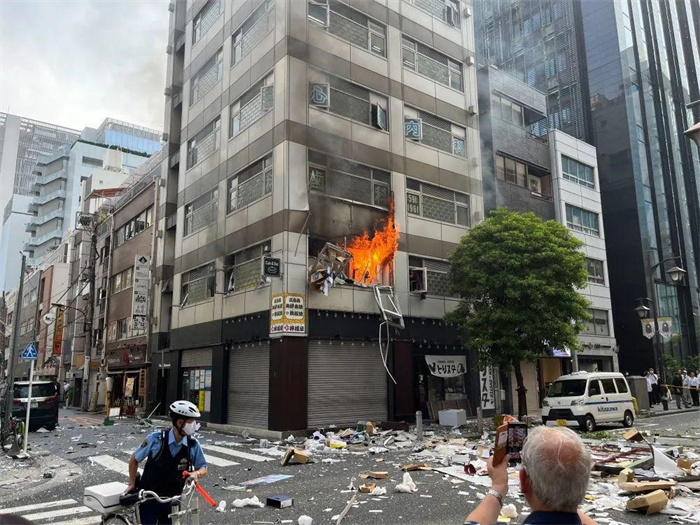 东京大楼爆炸瞬间 有人高喊快逃 造成4人伤亡3人重伤