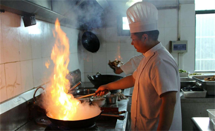 饭店厨师一直开着水龙头 为啥不关掉（厨师灶）