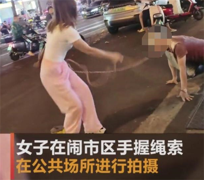 街头出现荒唐景象 女子把男人当狗牵（愿赌服输）