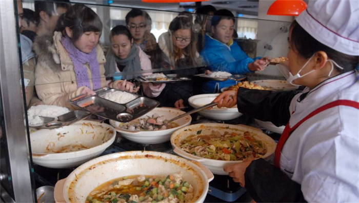 食堂宁愿倒掉饭菜 为啥也不愿多给学生（食堂打饭）