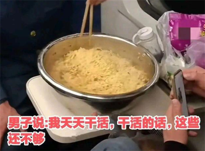 大哥在火车上吃十袋泡面 饭量怎么这么大？（大胃王）