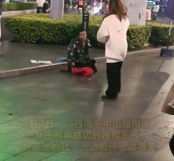 残疾男子街头乞讨遭戏弄 人性居然这么坏（戏弄残疾人）