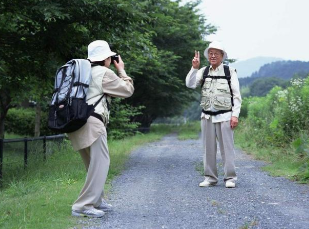 老人的退休金不高 为啥有钱四处游玩？（老人旅游）