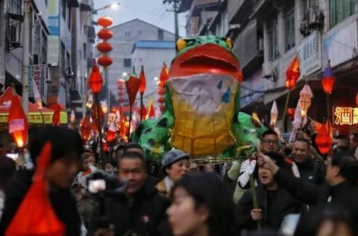 南充上万人点燃“蛴蟆灯” 这是什么东西（民间习俗）