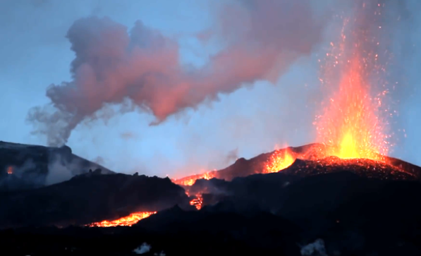 冰岛火山喷发 两个发光圆球从中出现（火山外星人）