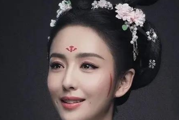 花钿是用什么画上去的：化妆刷(古代是剪花样贴在额上)