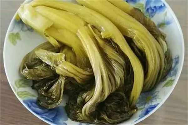 酸菜的腌制方法：白菜加上水和食盐（密秘酿制）