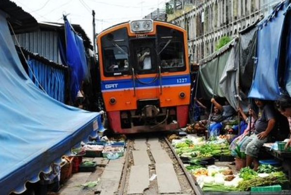 世界上最危险的集市：每天八列火车横穿集市(和人们擦肩而过)