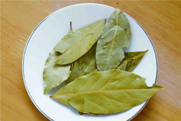 香叶在调料中的作用：顾名思义增加香味（去腥去异味）