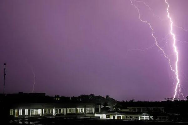 17人接亲遭雷击身亡：雷雨天远离高大树木(低洼处藏身)