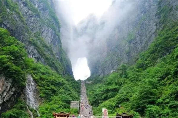 湘西第一神山是什么山：张家界天门山（海拔极高）