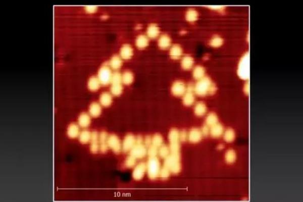 世界上最小的圣诞树:42个原子堆积而成(肉眼都没法看见)