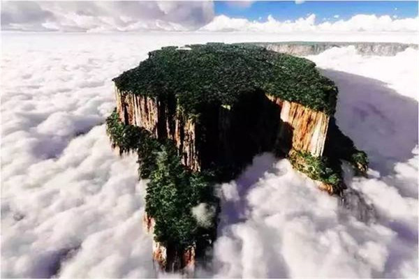 世界上最神奇的山 罗赖马山（到处都是悬崖峭壁）