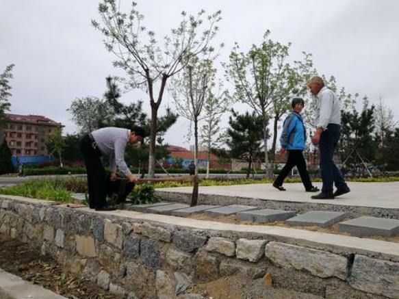 街溜子是什么意思 街溜子的具体含义是什么(街滑子)