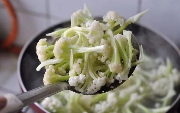 菜花需要焯水吗，需掉水（菜花更鲜艳/缩短烹饪时间）