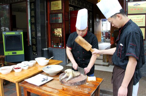 棒棒鸡为什么叫棒棒鸡，鸡肉被木棒捶松过（四川特色菜）